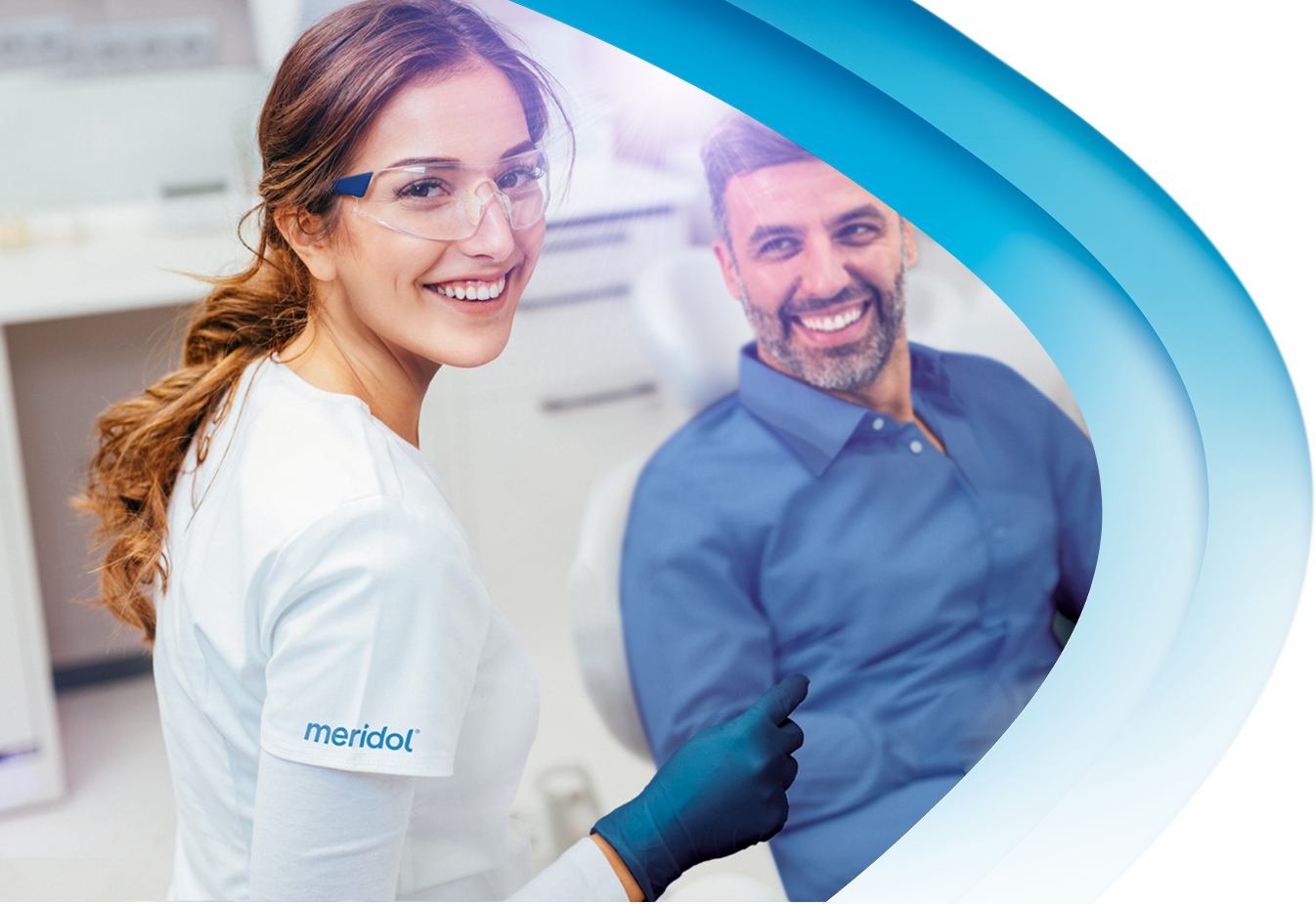 Usmievavá zubárka v bielom plášti s logom meridol  vedľa spokojného pacienta v zubnej ambulancii.