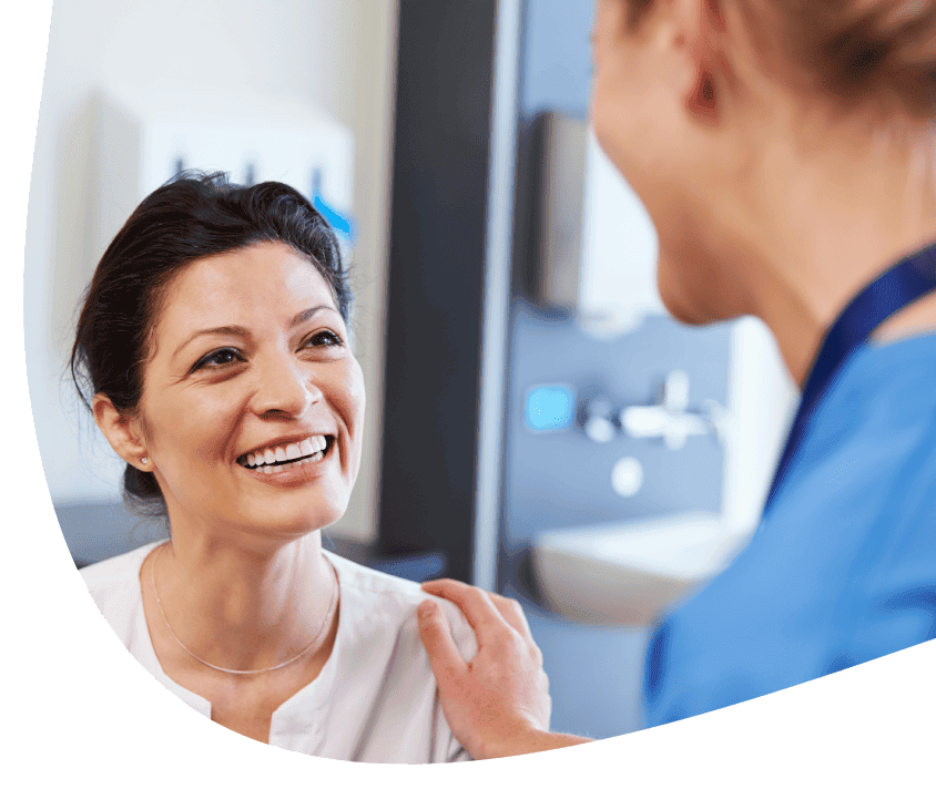 Mladá žena s bolestivou tvárou, ktorá si drží líce.